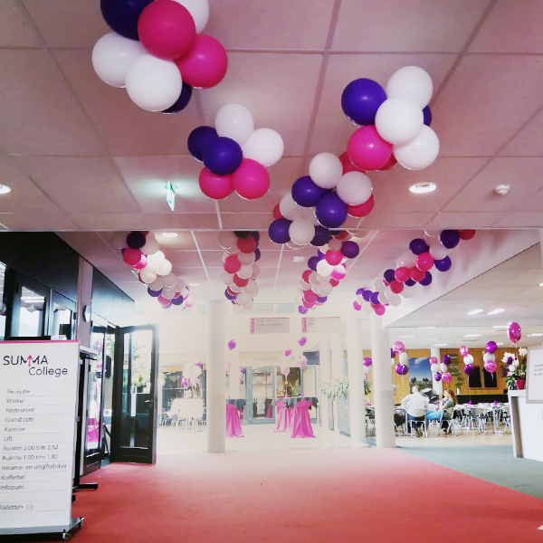 ballonnen aan plafond plakken