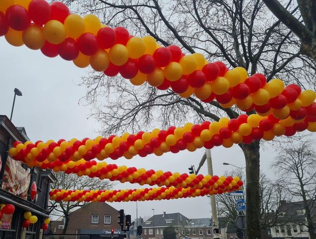 okergele ballonnen